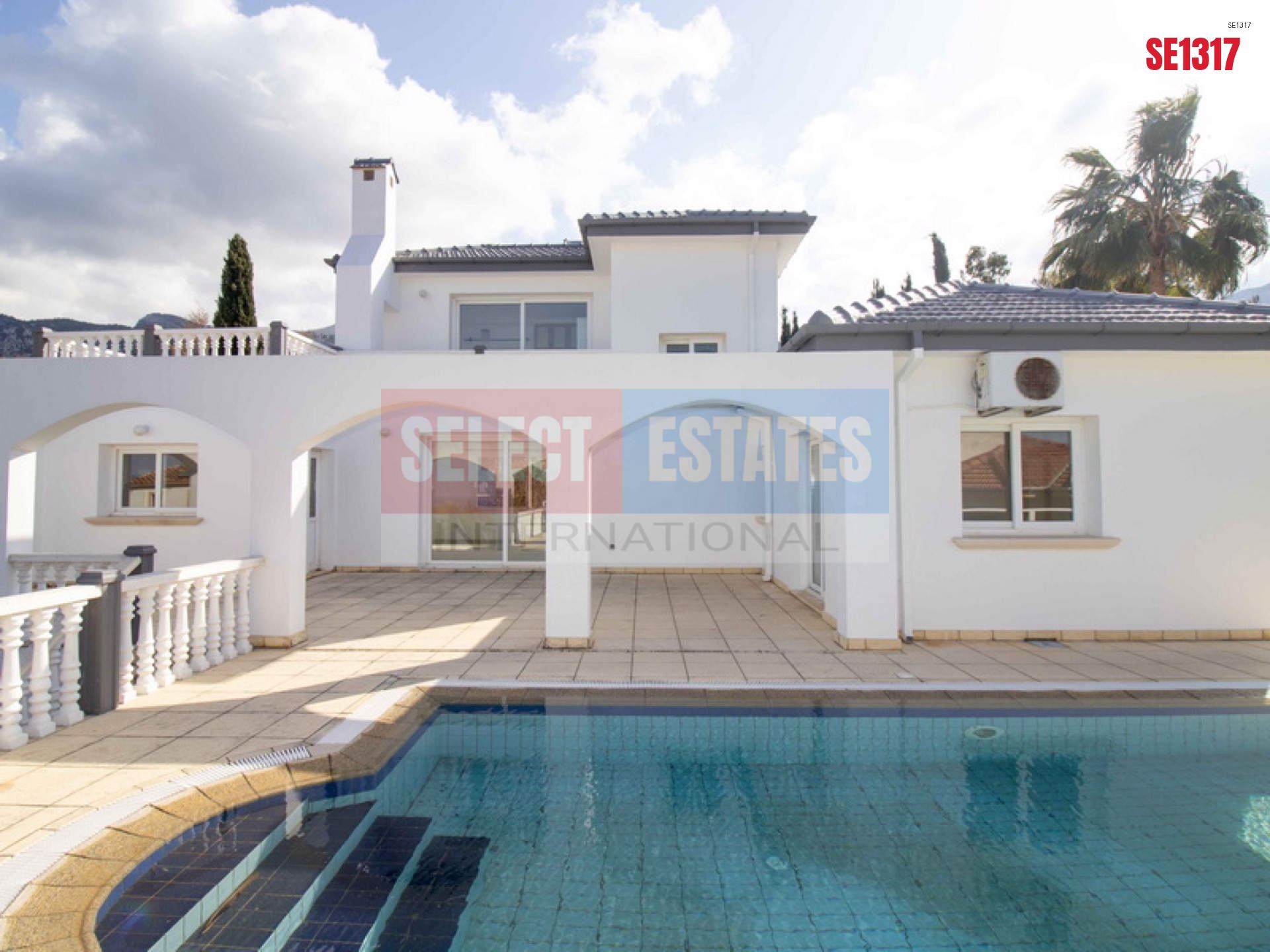 Bellapais'te Havuzlu Lüks Villa