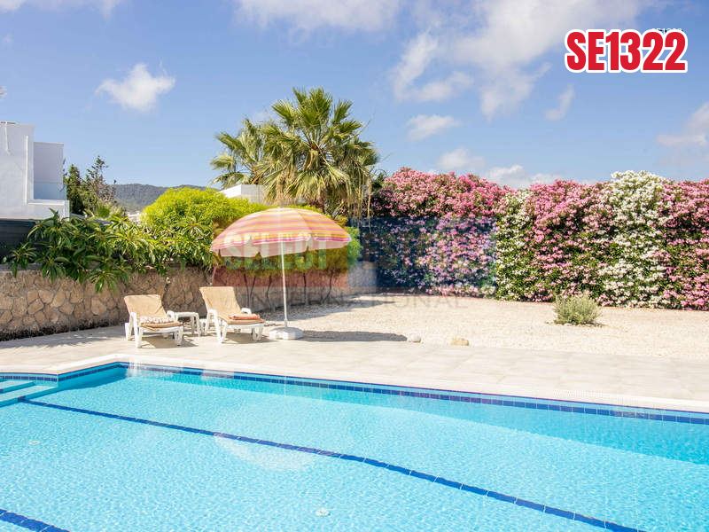Bahçeli'de Deniz Manzaralı Havuzlu Villa