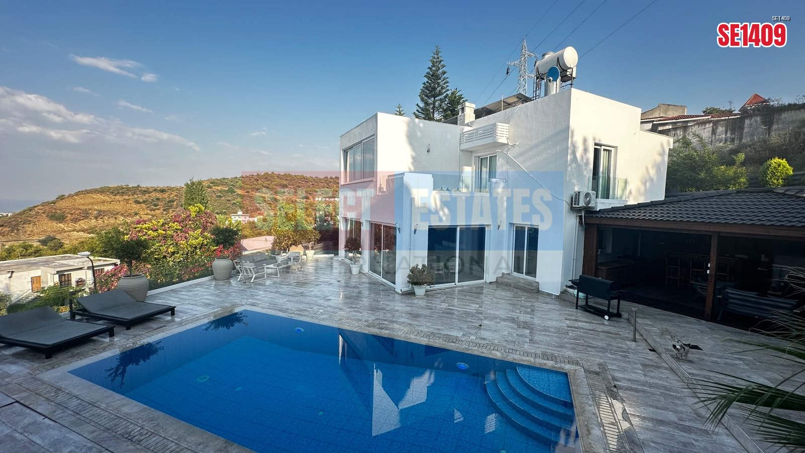 Alsancak'ta Havuzlu Lüks Villa