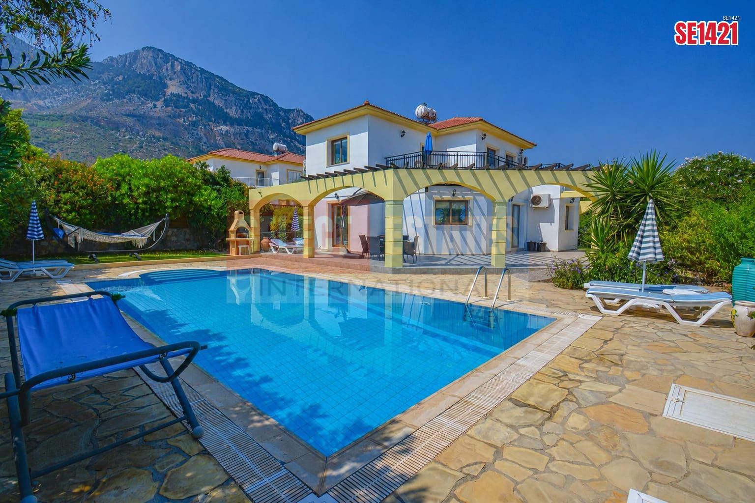 Lapta'da Havuzlu Lüks Müstakil Villa