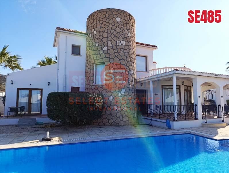 Bahçeli'de özel havuzlu ve deniz manzaralı 3 yatak odalı 2 banyolu villa