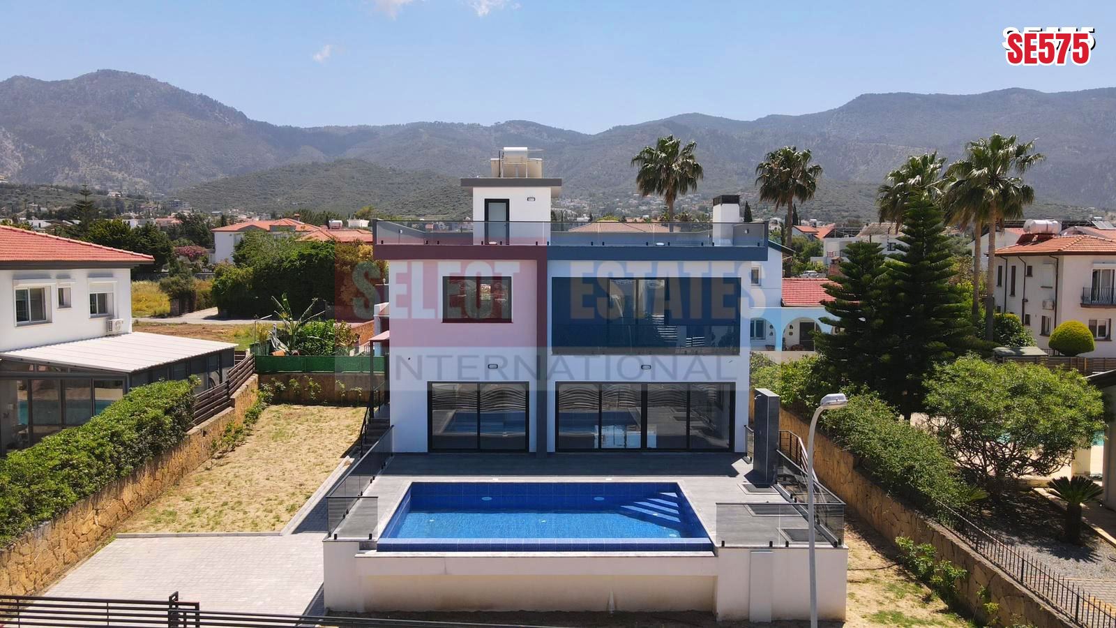 HAVUZLU & BODRUMLU LÜKS VİLLA