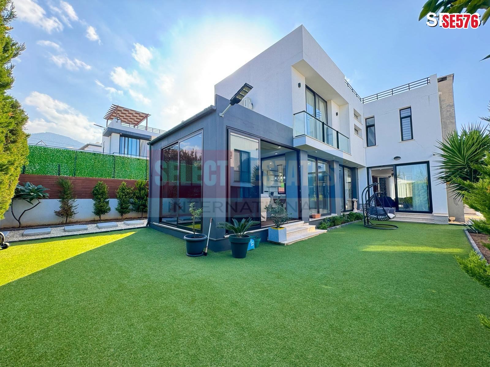 CUSTOM-DESIGNED LUXURY VILLA