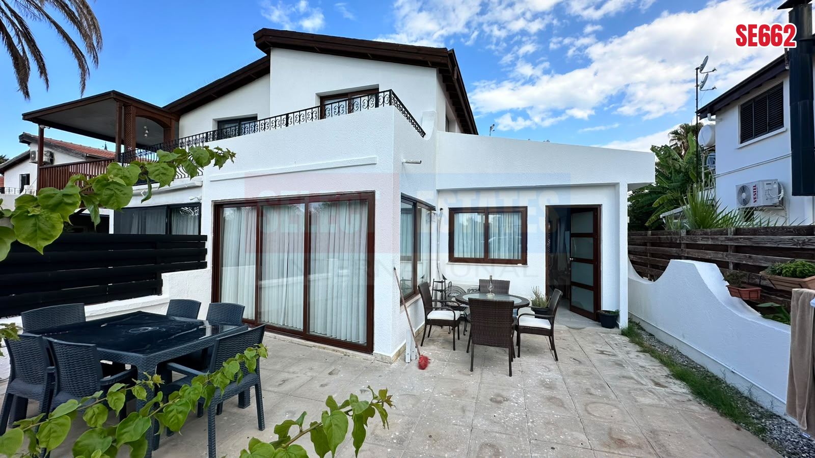 Alsancak'ta Denize Komşu Prestijli Villa