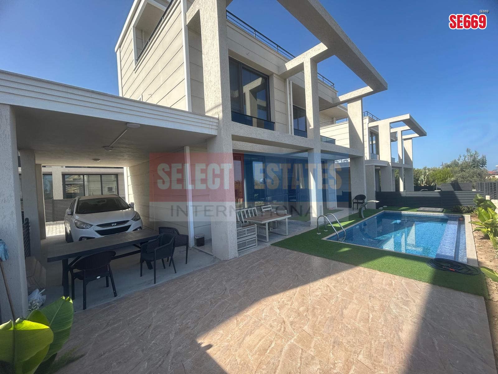 Lapta'da Havuzlu Modern Villa