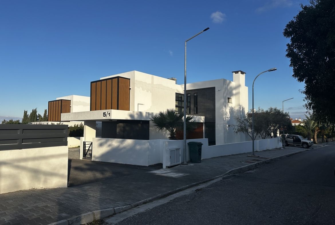 Modern 4-bedroom villa with private pool for rent in Edremit Kyrenia.