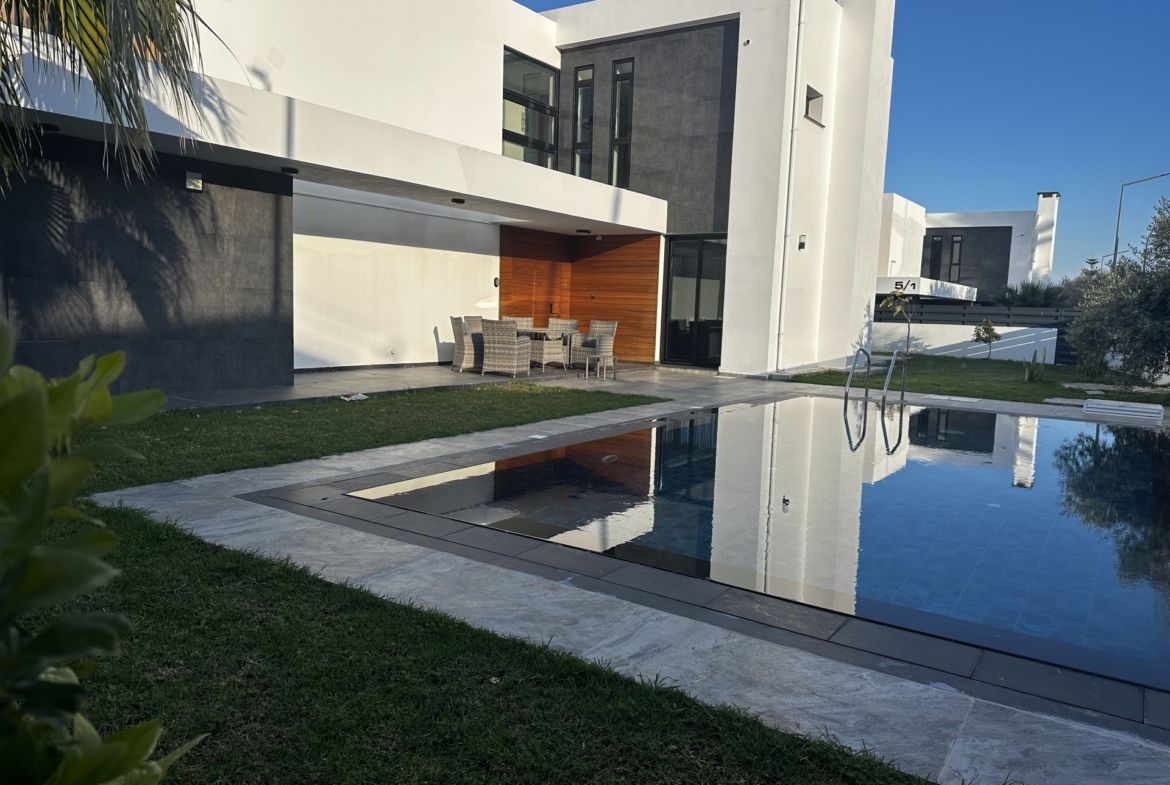 Modern 4-bedroom villa with private pool for rent in Edremit Kyrenia.